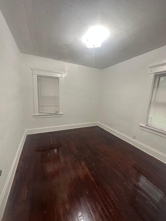 Foto del edificio - NO DEPOSIT East Cleveland Downstairs