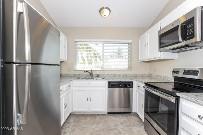 Foto del edificio - 6016 W Desert Cove Ave