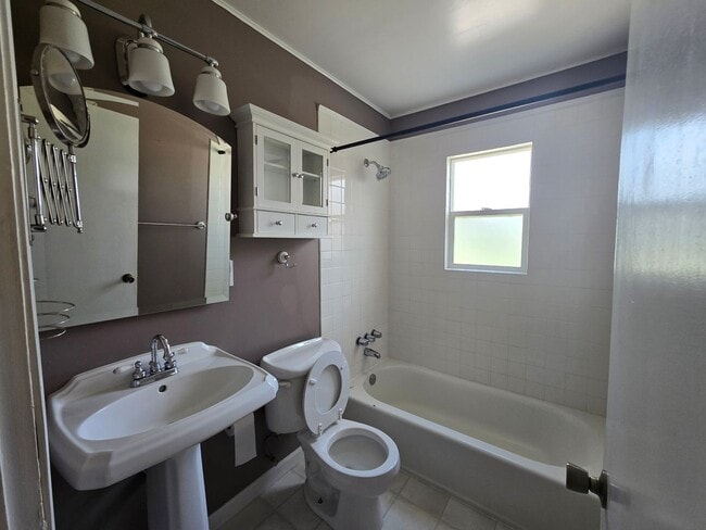 Building Photo - Lovely 2 Bedroom (with 1 bonus room), 2 ba...