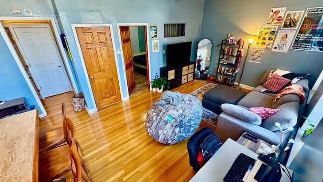 Photo - 1368 W Evergreen Ave Apartment