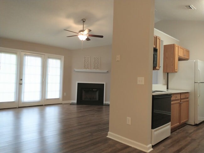 Building Photo - 906 Pelham Square Way