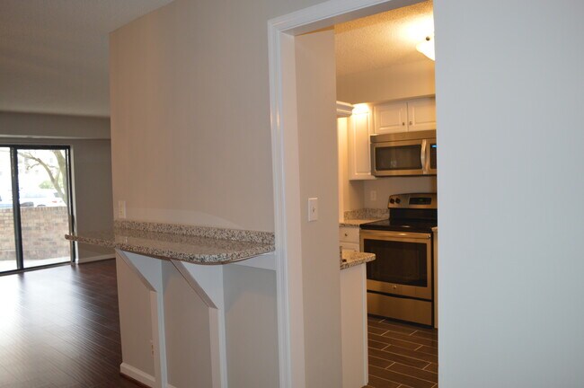 Foto del edificio - 5904 Mount Eagle Dr