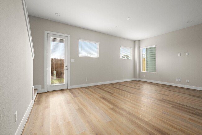 Foto del edificio - 8114 Esther Acres Ln