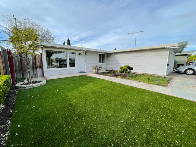 Building Photo - 758 Lakebird Dr