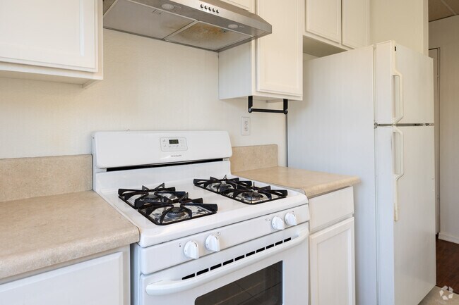 2BR, 2BA - 1,100SF - Kitchen - Wooster Street Apartments