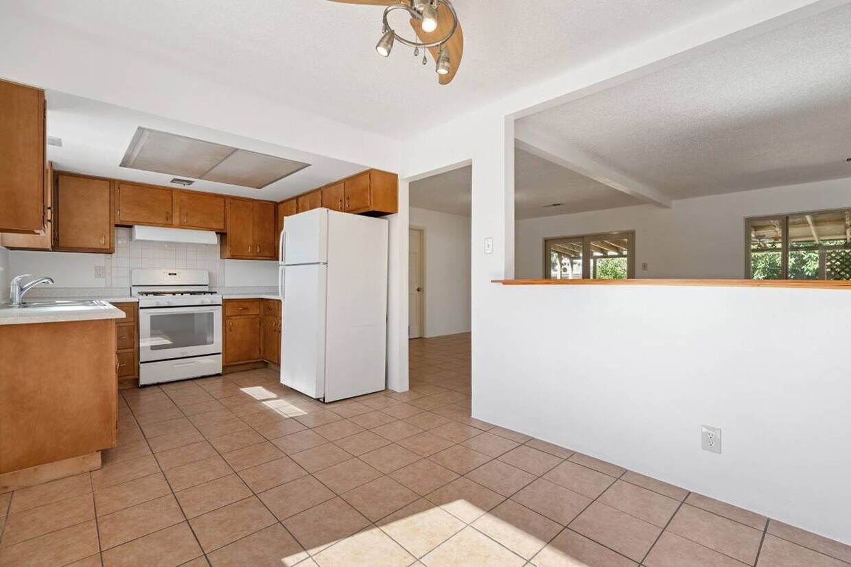 Foto principal - Immaculate, newly updated 3-bedroom, 2 bat...