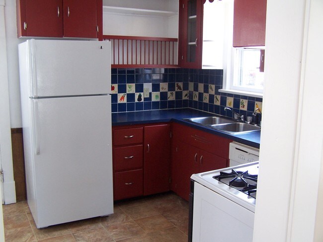 Kitchen - 71 Glenwood Blvd