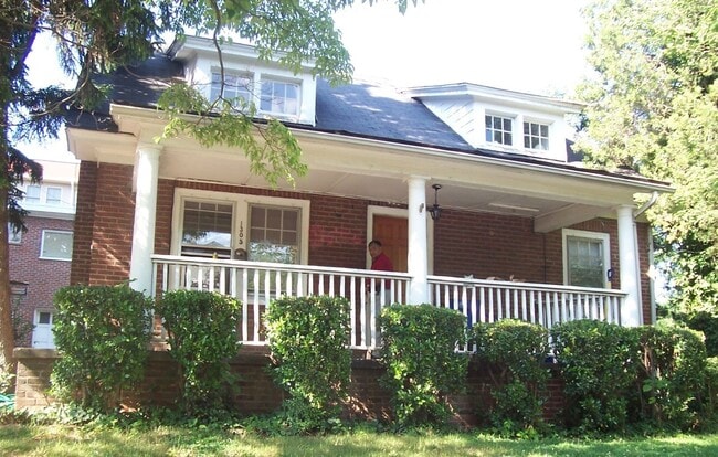 Building Photo - 2025-2026 9 bedroom / 4.5 baths  School Ye...