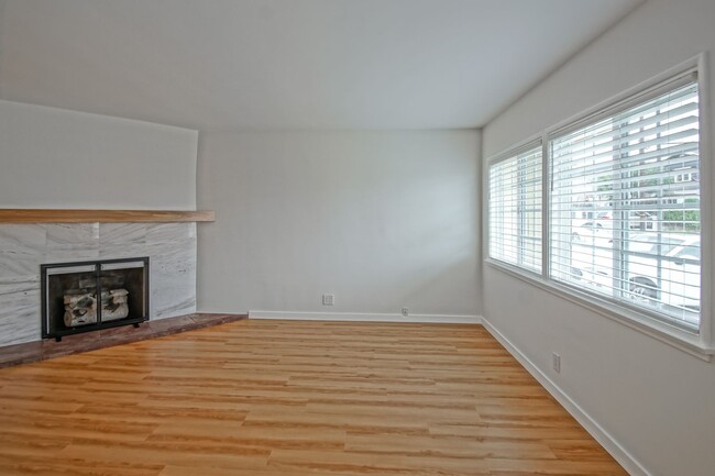 Foto del edificio - Completely Remodeled, Bright & Airy, 2BR1....