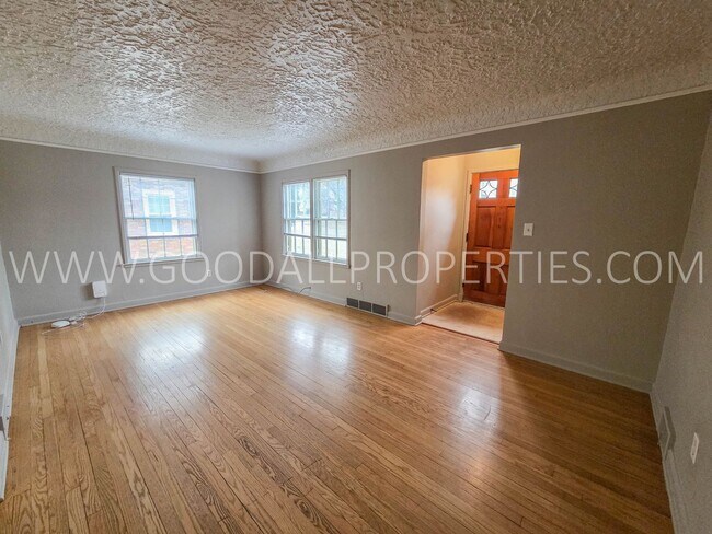 Foto del edificio - 3 bedroom brick home in the Waveland park area