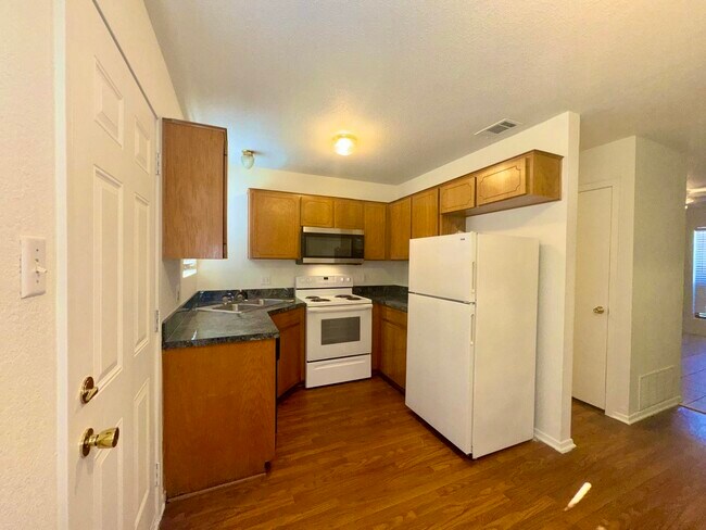 Foto del edificio - 1112 Leslie Cir