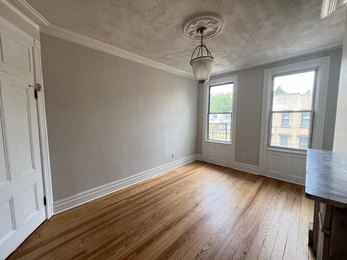 Foto principal - 492 Monmouth St