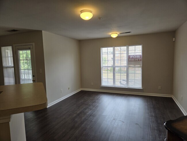 Foto del edificio - 9749 Campus Walk Ln