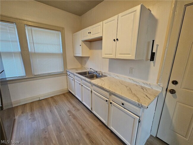 Foto del edificio - 3430 Beechwood Ave