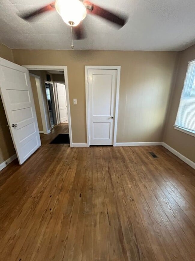 Building Photo - 2 bedroom, 1 bathroom home located in the heart of Lexington