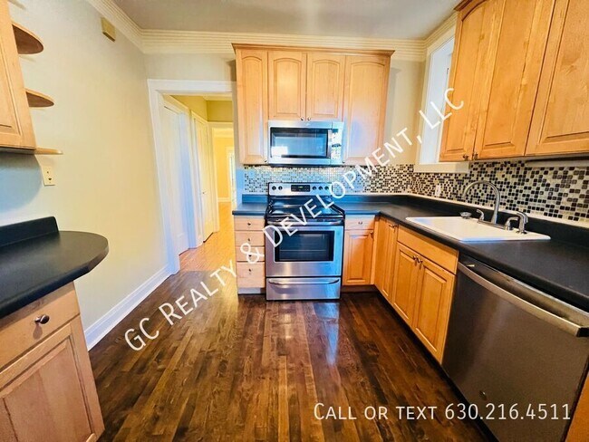 Building Photo - ***ON PARK / 1400 SQ FT 2 BDRM / OPEN FLOO...