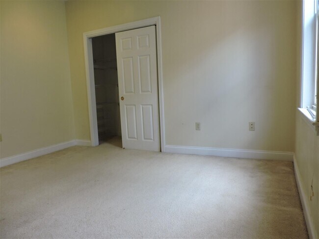Building Photo - 484 Green St