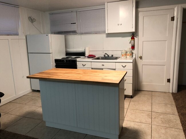 Building Photo - 305 Peasley Street, Unit 5