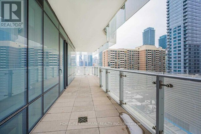 Photo du bâtiment - 1-801 Bloor St E