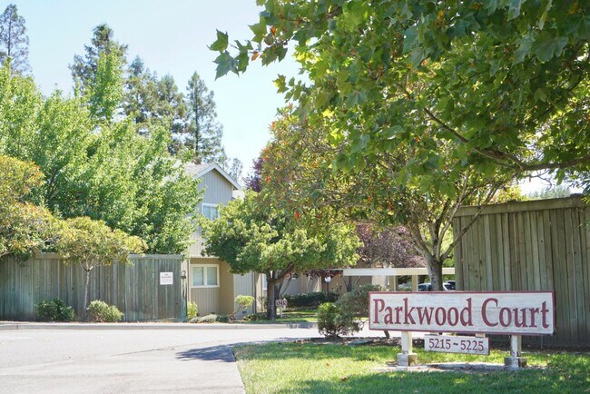 Foto del edificio - Parkwood Court Apartments