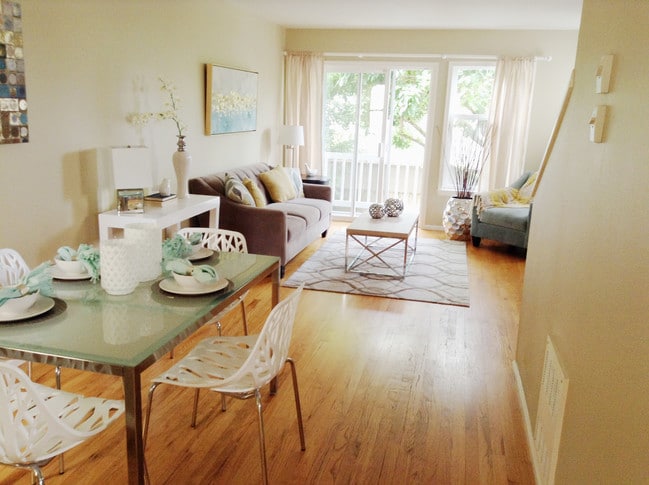 Bright open-concept living with gas fireplace & balcony - 12713 Greenwood Ave N