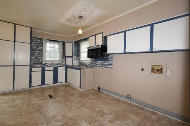 Building Photo - A charming house in Jewitt!