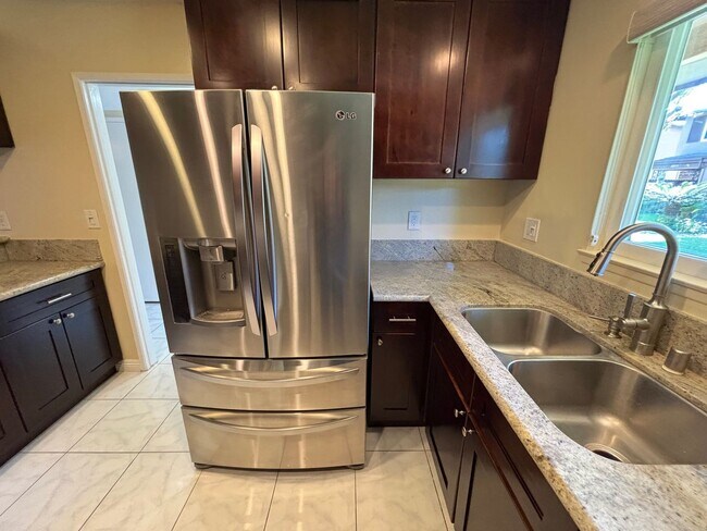 Foto del edificio - Clean and upgraded 3 bedroom townhouse available in Fountain Valley