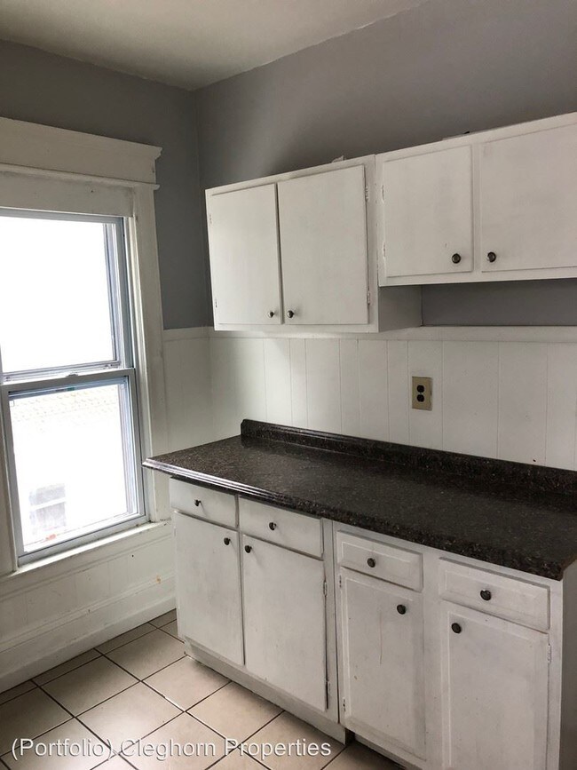 Building Photo - 218 W Beard Ave