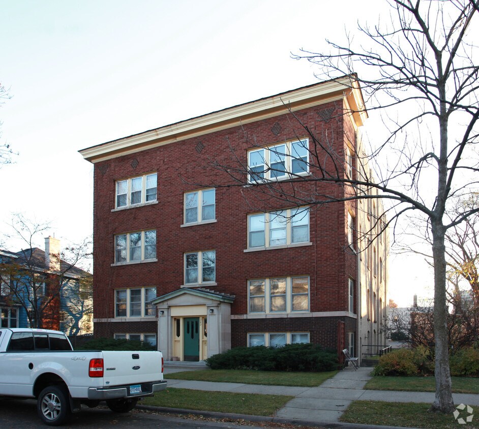 Primary Photo - 3143 Holmes Ave S
