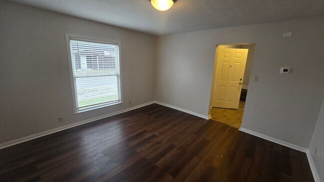 Foto del edificio - Spacious 4 Bed, 1.5 Bath! ($300 Off Move In Rent! Move in by 1/31!)