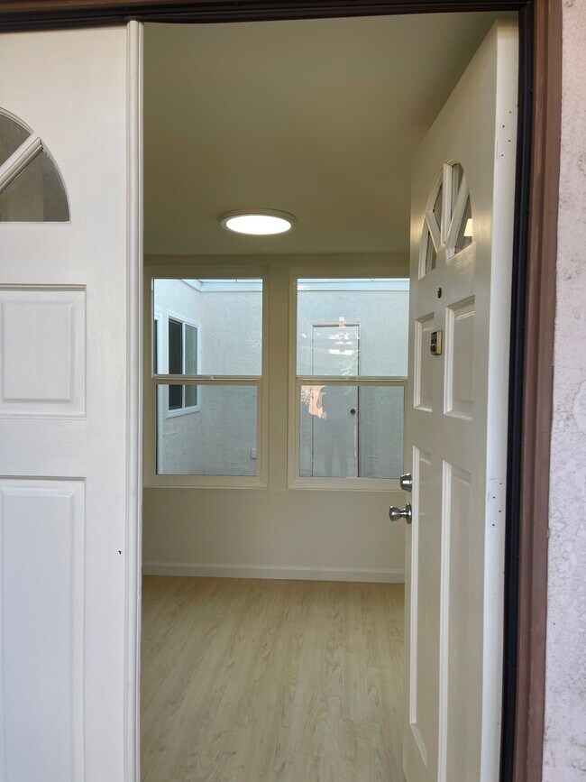 17542 Vandenberg Ln Unit 1, Tustin, CA 92780 Condo for Rent in Tustin