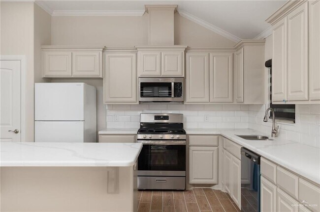 Building Photo - 17 Highland Ave