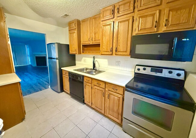 Building Photo - Spacious 2 Bedroom Condo in South Waldo