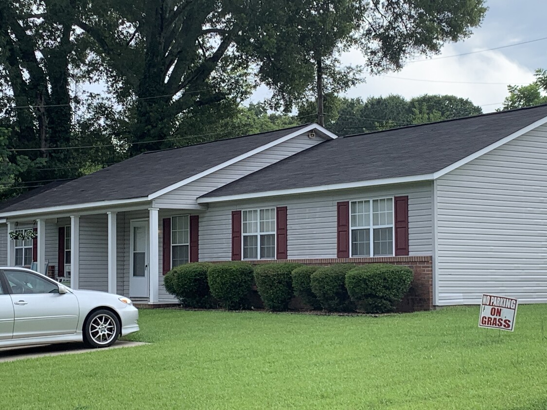 Remodeled duplex in Lanett - 1112 1st St