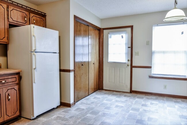 Building Photo - Pet Friendly Town Home by Gate 1!