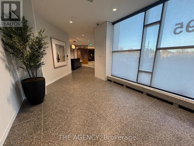 Photo du bâtiment - 2495 Eglinton Ave W