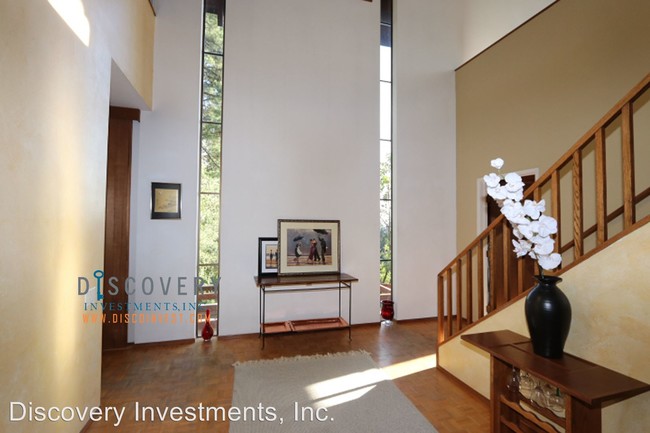 Building Photo - 3 br, 2.5 bath House - 33 Castle Lane