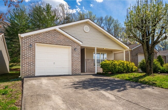 Building Photo - Amazing Townhome/Condo in West Knox, completely remodeled 3br/2ba 1560 sqft/ end unit in sought-a...