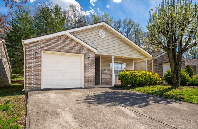 Foto del edificio - Amazing Townhome/Condo in West Knox, completely remodeled 3br/2ba 1560 sqft/ end unit in sought-a...