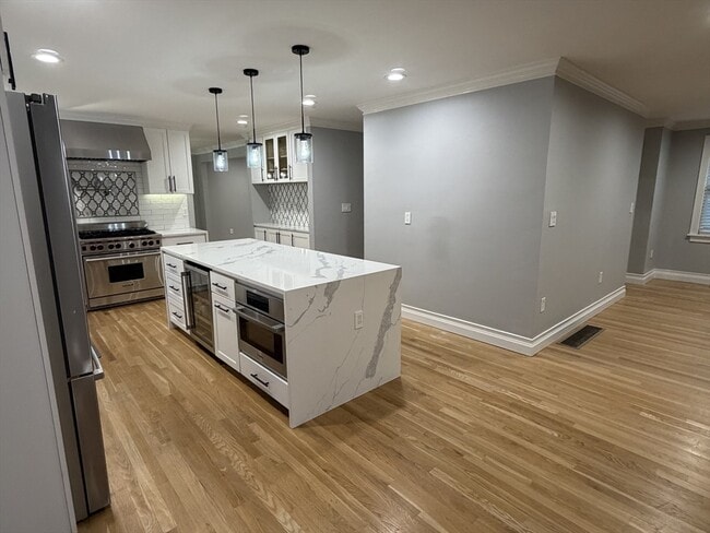 Building Photo - 10 Oakwood Ct