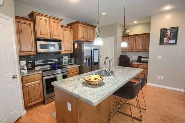 Building Photo - 3 Bedroom / 3.5 Bathroom Townhome in Millc...