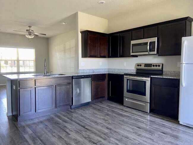 Building Photo - 1570 Edinburgh Dr