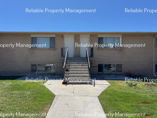 Building Photo - 1687 Grandview Dr