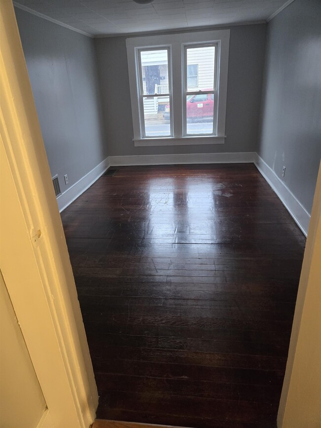 Building Photo - 207 Pine St