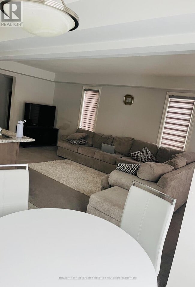 Building Photo - 79 Heron St