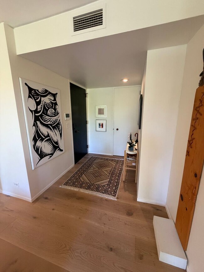 Foto del edificio - 3 bedroom | 2 bathroom | 4th floor condo in East Sacramento