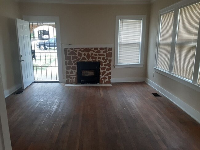 Building Photo - 2Bedroom Home