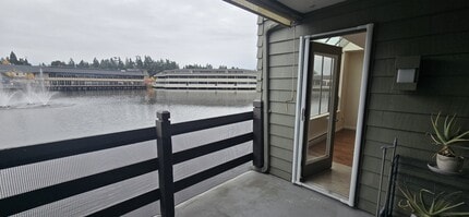 Building Photo - 7 Lake Bellevue Dr