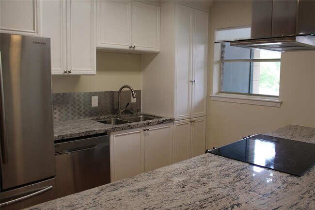 Building Photo - 8211 Kingsbrook Rd