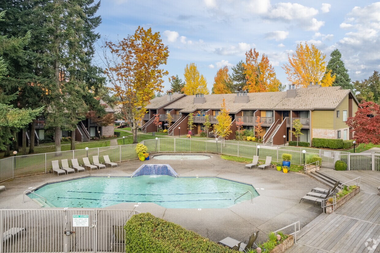 Piscina de temporada - Stone Creek Apartments